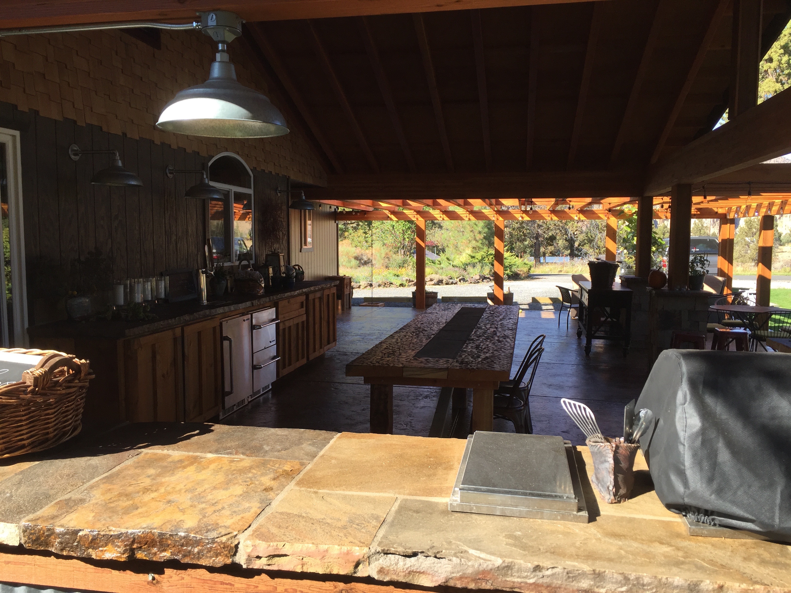 OutdoorLiving.CentralOregon.PAvillion.Pergola.Kitchen.Oregon.H2HandyPro